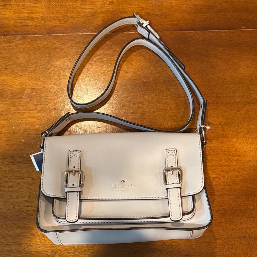 Kate Spade Essex Crossbody Bag with Buckle Detail in pebble 🩶
